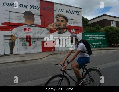 Ein Wandgemälde mit dem englischen Duo Jack Grealish und Declan Reis bei der Euro 2020 und den Worten „Come On You Boys in White“ ist im Zentrum von Dublin erschienen... und wurde bereits innerhalb von Stunden nach dem Erscheinen zerstört. Das Duo entgab ihr grünes Trikot, um für England zu spielen, nachdem es minderjährige internationale Auftritte für Irland versprach. Das Wandbild wurde in Zusammenarbeit mit der Künstlerin Shane Ha erstellt und ist Teil der Kampagne #SaveOurGame von Paddy Power. Am Sonntag, den 13. Juni 2021, in Dublin, Irland. (Foto von Artur Widak/NurPhoto) Stockfoto