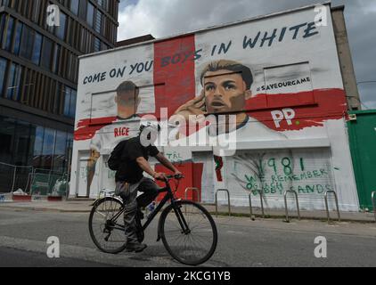 Ein Wandgemälde mit dem englischen Duo Jack Grealish und Declan Reis bei der Euro 2020 und den Worten „Come On You Boys in White“ ist im Zentrum von Dublin erschienen... und wurde bereits innerhalb von Stunden nach dem Erscheinen zerstört. Das Duo entgab ihr grünes Trikot, um für England zu spielen, nachdem es minderjährige internationale Auftritte für Irland versprach. Das Wandbild wurde in Zusammenarbeit mit der Künstlerin Shane Ha erstellt und ist Teil der Kampagne #SaveOurGame von Paddy Power. Am Sonntag, den 13. Juni 2021, in Dublin, Irland. (Foto von Artur Widak/NurPhoto) Stockfoto