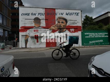 Ein Wandgemälde mit dem englischen Duo Jack Grealish und Declan Reis bei der Euro 2020 und den Worten „Come On You Boys in White“ ist im Zentrum von Dublin erschienen... und wurde bereits innerhalb von Stunden nach dem Erscheinen zerstört. Das Duo entgab ihr grünes Trikot, um für England zu spielen, nachdem es minderjährige internationale Auftritte für Irland versprach. Das Wandbild wurde in Zusammenarbeit mit der Künstlerin Shane Ha erstellt und ist Teil der Kampagne #SaveOurGame von Paddy Power. Am Sonntag, den 13. Juni 2021, in Dublin, Irland. (Foto von Artur Widak/NurPhoto) Stockfoto