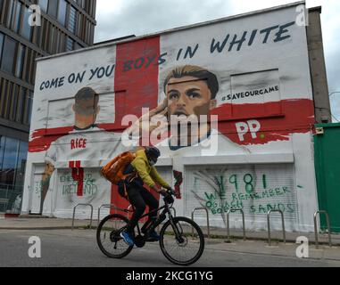 Ein Wandgemälde mit dem englischen Duo Jack Grealish und Declan Reis bei der Euro 2020 und den Worten „Come On You Boys in White“ ist im Zentrum von Dublin erschienen... und wurde bereits innerhalb von Stunden nach dem Erscheinen zerstört. Das Duo entgab ihr grünes Trikot, um für England zu spielen, nachdem es minderjährige internationale Auftritte für Irland versprach. Das Wandbild wurde in Zusammenarbeit mit der Künstlerin Shane Ha erstellt und ist Teil der Kampagne #SaveOurGame von Paddy Power. Am Sonntag, den 13. Juni 2021, in Dublin, Irland. (Foto von Artur Widak/NurPhoto) Stockfoto