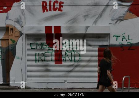 Ein Wandgemälde mit dem englischen Duo Jack Grealish und Declan Reis bei der Euro 2020 und den Worten „Come On You Boys in White“ ist im Zentrum von Dublin erschienen... und wurde bereits innerhalb von Stunden nach dem Erscheinen zerstört. Das Duo entgab ihr grünes Trikot, um für England zu spielen, nachdem es minderjährige internationale Auftritte für Irland versprach. Das Wandbild wurde in Zusammenarbeit mit der Künstlerin Shane Ha erstellt und ist Teil der Kampagne #SaveOurGame von Paddy Power. Am Sonntag, den 13. Juni 2021, in Dublin, Irland. (Foto von Artur Widak/NurPhoto) Stockfoto