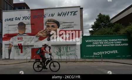 Ein Wandgemälde mit dem englischen Duo Jack Grealish und Declan Reis bei der Euro 2020 und den Worten „Come On You Boys in White“ ist im Zentrum von Dublin erschienen... und wurde bereits innerhalb von Stunden nach dem Erscheinen zerstört. Das Duo entgab ihr grünes Trikot, um für England zu spielen, nachdem es minderjährige internationale Auftritte für Irland versprach. Das Wandbild wurde in Zusammenarbeit mit der Künstlerin Shane Ha erstellt und ist Teil der Kampagne #SaveOurGame von Paddy Power. Am Sonntag, den 13. Juni 2021, in Dublin, Irland. (Foto von Artur Widak/NurPhoto) Stockfoto