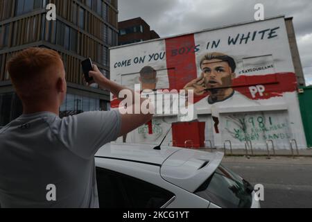 Ein Wandgemälde mit dem englischen Duo Jack Grealish und Declan Reis bei der Euro 2020 und den Worten „Come On You Boys in White“ ist im Zentrum von Dublin erschienen... und wurde bereits innerhalb von Stunden nach dem Erscheinen zerstört. Das Duo entgab ihr grünes Trikot, um für England zu spielen, nachdem es minderjährige internationale Auftritte für Irland versprach. Das Wandbild wurde in Zusammenarbeit mit der Künstlerin Shane Ha erstellt und ist Teil der Kampagne #SaveOurGame von Paddy Power. Am Sonntag, den 13. Juni 2021, in Dublin, Irland. (Foto von Artur Widak/NurPhoto) Stockfoto