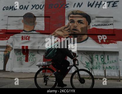 Ein Wandgemälde mit dem englischen Duo Jack Grealish und Declan Reis bei der Euro 2020 und den Worten „Come On You Boys in White“ ist im Zentrum von Dublin erschienen... und wurde bereits innerhalb von Stunden nach dem Erscheinen zerstört. Das Duo entgab ihr grünes Trikot, um für England zu spielen, nachdem es minderjährige internationale Auftritte für Irland versprach. Das Wandbild wurde in Zusammenarbeit mit der Künstlerin Shane Ha erstellt und ist Teil der Kampagne #SaveOurGame von Paddy Power. Am Sonntag, den 13. Juni 2021, in Dublin, Irland. (Foto von Artur Widak/NurPhoto) Stockfoto