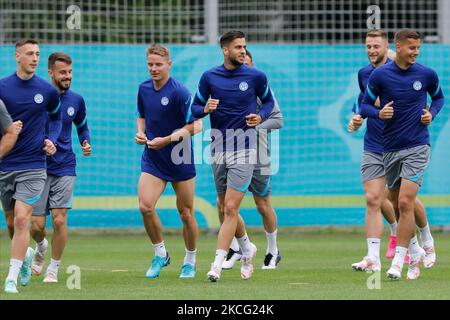 Die slowakischen Nationalspieler während einer Trainingseinheit vor ihrem UEFA Euro 2020-Spiel gegen Polen am 13. Juni 2021 im FC Zenit Training Center in Sankt Petersburg, Russland. (Foto von Mike Kireev/NurPhoto) Stockfoto