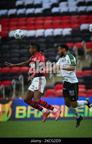 Flamengos Bruno Henrique wetteifern um den Ball mit Amerikas Anderson während des Spiels Flamengo gegen America MG, für das brasilianische Championchip 2021 im Maracana Stadium in Rio de Janeiro, Brasilien, am 13. Juni 2021. (Foto von Andre Borges/NurPhoto) Stockfoto