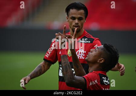 Flamengos Bruno Henrique feiert sein Tor gegen America MG neben seinem Kollegen Michael während eines Spiels gegen America MG, für das brasilianische Championchip 2021 im Maracana Stadium in Rio de Janeiro, Brasilien, am 13. Juni 2021. (Foto von Andre Borges/NurPhoto) Stockfoto