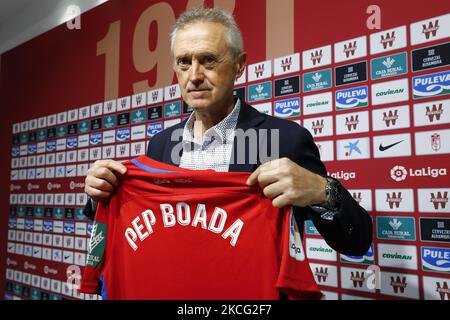 Patricia Rodriguez, Geschäftsführerin von Granada CF, überreichte Pep Boada während einer Pressekonferenz im Pressezimmer des Nuevo Los Carmenes Stadions am 14. Juni 2021 in Granada, Spanien, als neuen Fußballdirektor. (Foto von Ãlex CÃ¡mara/NurPhoto) Stockfoto