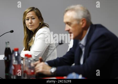 Patricia Rodriguez, Geschäftsführerin von Granada CF, überreichte Pep Boada während einer Pressekonferenz im Pressezimmer des Nuevo Los Carmenes Stadions am 14. Juni 2021 in Granada, Spanien, als neuen Fußballdirektor. (Foto von Álex Cámara/NurPhoto) Stockfoto