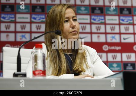 Patricia Rodriguez, Geschäftsführerin von Granada CF, überreichte Pep Boada während einer Pressekonferenz im Pressezimmer des Nuevo Los Carmenes Stadions am 14. Juni 2021 in Granada, Spanien, als neuen Fußballdirektor. (Foto von Ãlex CÃ¡mara/NurPhoto) Stockfoto