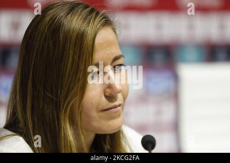 Patricia Rodriguez, Geschäftsführerin von Granada CF, überreichte Pep Boada während einer Pressekonferenz im Pressezimmer des Nuevo Los Carmenes Stadions am 14. Juni 2021 in Granada, Spanien, als neuen Fußballdirektor. (Foto von Ãlex CÃ¡mara/NurPhoto) Stockfoto