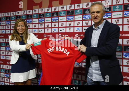 Patricia Rodriguez, Geschäftsführerin von Granada CF, überreichte Pep Boada während einer Pressekonferenz im Pressezimmer des Nuevo Los Carmenes Stadions am 14. Juni 2021 in Granada, Spanien, als neuen Fußballdirektor. (Foto von Álex Cámara/NurPhoto) Stockfoto