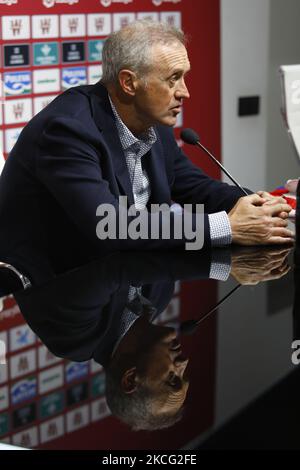 Patricia Rodriguez, Geschäftsführerin von Granada CF, überreichte Pep Boada während einer Pressekonferenz im Pressezimmer des Nuevo Los Carmenes Stadions am 14. Juni 2021 in Granada, Spanien, als neuen Fußballdirektor. (Foto von Ãlex CÃ¡mara/NurPhoto) Stockfoto