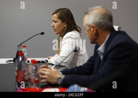 Patricia Rodriguez, Geschäftsführerin von Granada CF, überreichte Pep Boada während einer Pressekonferenz im Pressezimmer des Nuevo Los Carmenes Stadions am 14. Juni 2021 in Granada, Spanien, als neuen Fußballdirektor. (Foto von Álex Cámara/NurPhoto) Stockfoto