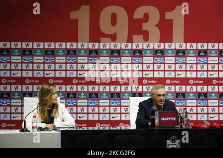 Patricia Rodriguez, Geschäftsführerin von Granada CF, überreichte Pep Boada während einer Pressekonferenz im Pressezimmer des Nuevo Los Carmenes Stadions am 14. Juni 2021 in Granada, Spanien, als neuen Fußballdirektor. (Foto von Álex Cámara/NurPhoto) Stockfoto