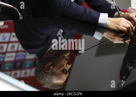 Patricia Rodriguez, Geschäftsführerin von Granada CF, überreichte Pep Boada während einer Pressekonferenz im Pressezimmer des Nuevo Los Carmenes Stadions am 14. Juni 2021 in Granada, Spanien, als neuen Fußballdirektor. (Foto von Ãlex CÃ¡mara/NurPhoto) Stockfoto