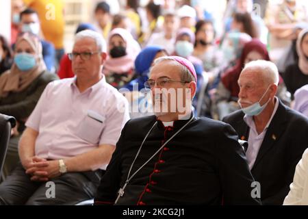 Die Christen feiern die Ankunft von Erzbischof Pierbattista Pizzaballa in der Kirche der Heiligen Familie in Gaza-Stadt am 14. Juni 2021. (Foto von Majdi Fathi/NurPhoto) Stockfoto