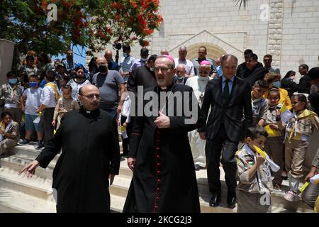 Die Christen feiern die Ankunft von Erzbischof Pierbattista Pizzaballa in der Kirche der Heiligen Familie in Gaza-Stadt am 14. Juni 2021. (Foto von Majdi Fathi/NurPhoto) Stockfoto