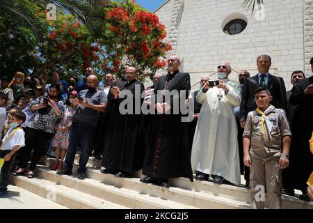 Die Christen feiern die Ankunft von Erzbischof Pierbattista Pizzaballa in der Kirche der Heiligen Familie in Gaza-Stadt am 14. Juni 2021. (Foto von Majdi Fathi/NurPhoto) Stockfoto