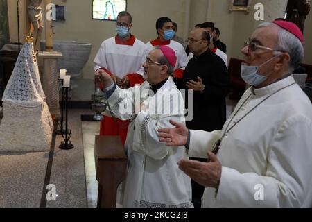 Die Christen feiern die Ankunft von Erzbischof Pierbattista Pizzaballa in der Kirche der Heiligen Familie in Gaza-Stadt am 14. Juni 2021. (Foto von Majdi Fathi/NurPhoto) Stockfoto