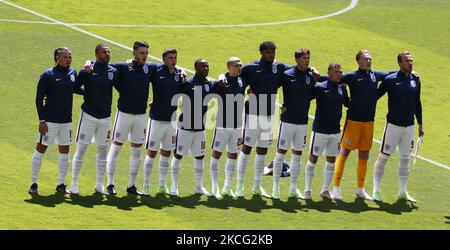 WEMBLEY, Vereinigtes Königreich, JUNI 13: England Team L-R Kalvin Phillips (Leeds) aus England, Kyle Walker (man City) aus England, Declan Rill (West Ham) aus England Mason Mount (Chelsea) aus England Raheem Sterling (man City) aus England Phil Foden (man City) aus England, Tyrone Mings (Aston Villa) aus England, John Stones (Man City) aus England Kieran Trippier (Atletico Madrid) aus England Jordan Pickford (Everton) aus England und Harry Kane (Tottenham) aus England vor dem Auftakt während der Europameisterschaft Gruppe D zwischen England und Kroatien im Wembley-Stadion in London am 13.. Juni 2021 (Foto by Action Fo Stockfoto