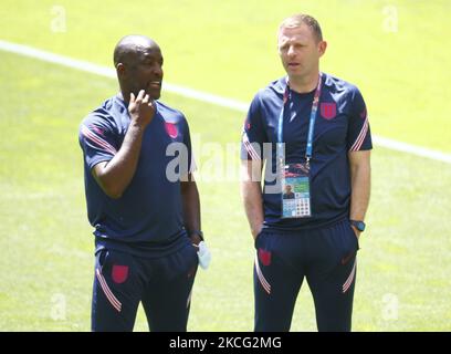 WEMBLEY, Großbritannien, 13. JUNI:L-R Chris Powell und Graeme Jones aus England während der Europameisterschaft der Gruppe D zwischen England und Kroatien im Wembley-Stadion, London, am 13.. Juni 2021 (Foto von Action Foto Sport/NurPhoto) Stockfoto