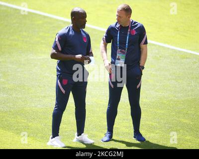 WEMBLEY, Großbritannien, 13. JUNI:L-R Chris Powell und Graeme Jones aus England während der Europameisterschaft der Gruppe D zwischen England und Kroatien im Wembley-Stadion, London, am 13.. Juni 2021 (Foto von Action Foto Sport/NurPhoto) Stockfoto