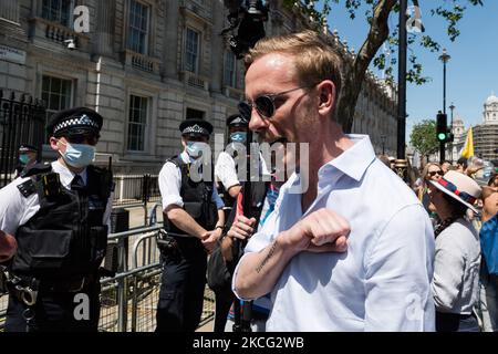 LONDON, GROSSBRITANNIEN - 14. JUNI 2021: Die Schauspielerin und Anti-Lockdown-Aktivistin Laurence Fox schließt sich den Demonstranten an, die vor der Downing Street gegen die Verzögerung der Lockerung der Sperrbeschränkungen am 14. Juni 2021 in London, England, protestieren. Der britische Premierminister Boris Johnson hat erwartet, heute eine Verzögerung von bis zu vier Wochen bis zur Aufhebung der englischen Covid-19-Beschränkungen bekannt zu geben, um den Anstieg der Infektionen zu bekämpfen, die durch die Delta-Variante des Coronavirus verursacht werden, Auf die heute mehr als 90 % der neuen Fälle im Vereinigten Königreich entfallen. (Foto von Wiktor Szymanowicz/NurPhoto) Stockfoto