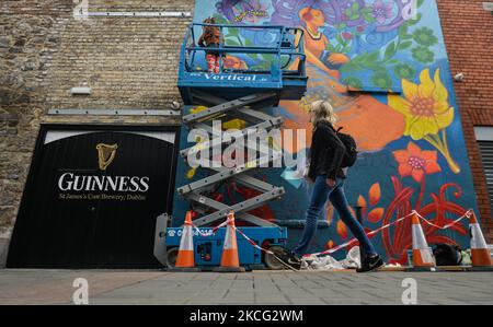 Kathrina Ruppit, bekannt als KINMX, eine in Dublin lebende mexikanische Künstlerin, arbeitet an einem neuen Wandbild, einem Pride-Wandbild, das von der Jugendorganisation Foroige im Stadtzentrum von Dublin in Auftrag gegeben wurde. Am Montag, den 14. Juni 2021, in Dublin, Irland. (Foto von Artur Widak/NurPhoto) Stockfoto