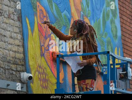 Kathrina Ruppit, bekannt als KINMX, eine in Dublin lebende mexikanische Künstlerin, arbeitet an einem neuen Wandbild, einem Pride-Wandbild, das von der Jugendorganisation Foroige im Stadtzentrum von Dublin in Auftrag gegeben wurde. Am Montag, den 14. Juni 2021, in Dublin, Irland. (Foto von Artur Widak/NurPhoto) Stockfoto