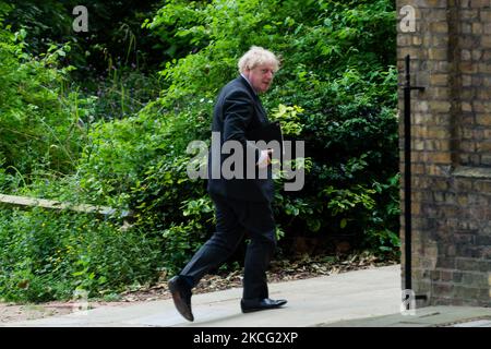 Premierminister Boris Johnson verlässt die Downing Street 10, um am 14. Juni 2021 eine Pressekonferenz in London, Großbritannien, zu halten. Nach dem aktuellen Zeitplan könnten alle Beschränkungen des Covid-19-Zeitalters bis zum 21. Juni enden, aber britische Beamte haben Besorgnis über die Delta-Variante des Virus und die steigenden Infektionsraten geäußert. (Foto von Maciek Musialek/NurPhoto) Stockfoto