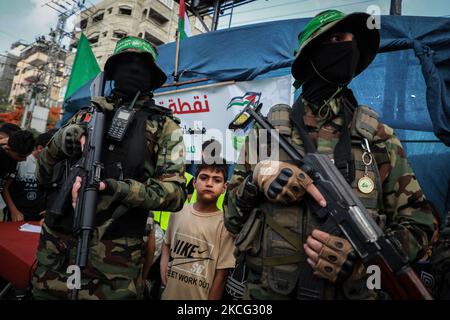 Palästinensische Jungen halten am 14. Juni 2021 eine Waffe eines Mitglieds der Ezz-Al DIN Al-Qassam Brigaden in Gaza-Stadt in der Hand. (Foto von Majdi Fathi/NurPhoto) Stockfoto