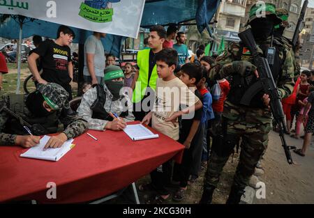 Palästinensische Jungen melden sich am 14. Juni 2021 in einem Sommerlager an, das von den Ezz-Al DIN Al-Qassam Brigaden in Gaza-Stadt organisiert wurde. (Foto von Majdi Fathi/NurPhoto) Stockfoto