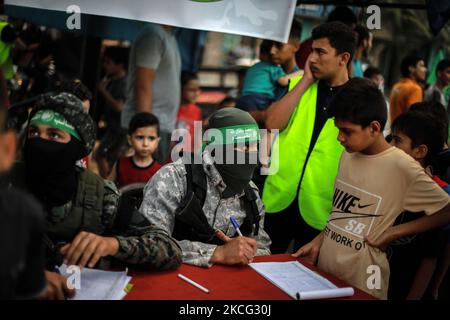 Palästinensische Jungen melden sich am 14. Juni 2021 in einem Sommerlager an, das von den Ezz-Al DIN Al-Qassam Brigaden in Gaza-Stadt organisiert wurde. (Foto von Majdi Fathi/NurPhoto) Stockfoto