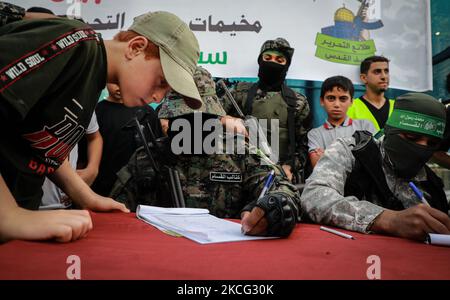 Palästinensische Jungen melden sich am 14. Juni 2021 in einem Sommerlager an, das von den Ezz-Al DIN Al-Qassam Brigaden in Gaza-Stadt organisiert wurde. (Foto von Majdi Fathi/NurPhoto) Stockfoto