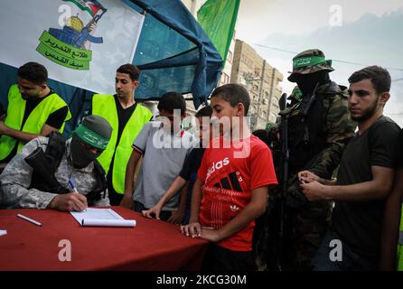 Palästinensische Jungen melden sich am 14. Juni 2021 in einem Sommerlager an, das von den Ezz-Al DIN Al-Qassam Brigaden in Gaza-Stadt organisiert wurde. (Foto von Majdi Fathi/NurPhoto) Stockfoto