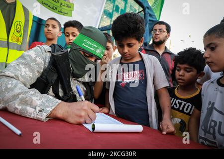 Palästinensische Jungen melden sich am 14. Juni 2021 in einem Sommerlager an, das von den Ezz-Al DIN Al-Qassam Brigaden in Gaza-Stadt organisiert wurde. (Foto von Majdi Fathi/NurPhoto) Stockfoto