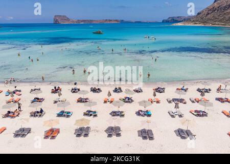 Luftaufnahme von einer Drohne des Balos Beach, die unglaubliche Lagune mit dem türkisfarbenen exotischen und tropischen Wasser des Mittelmeers befindet sich in der Region Chania auf der Insel Kreta. Balos ist einer der meistbesuchten Strände Kretas und beliebt bei Besuchern auf der ganzen Welt. Kristallklares Wasser, die Lagune, felsige steile Berge, eine Strandbar mit Sonnenschirmen und Schatten mit Getränken und eine Pirateninsel befinden sich in derselben Region, die mit einem 20-minütigen Trek oder Boot erreichbar ist. Griechenland versucht, seinen Tourismus anzukurbeln und Privilegien für Impfungen gegen die Coronavirus-Pandemie Covid-19 zu gewähren Stockfoto