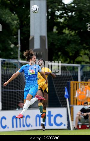 Harry Cardwell von Stockport County bestreitet einen Header mit Timi Odusina von Hartlepool United während des Vanarama National League-Spiels zwischen Stockport County und Hartlepool United am Sonntag, 13.. Juni 2021 im Edgely Park Stadium, Stockport. (Foto von Mark Fletcher/MI News/NurPhoto) Stockfoto