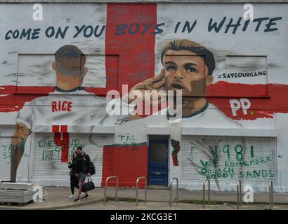 Ein Wandgemälde mit dem englischen Duo Jack Grealish und Declan Reis bei der Euro 2020 und den Worten „Come On You Boys in White“ im Zentrum von Dublin. Das Duo entgab ihr grünes Trikot, um für England zu spielen, nachdem es minderjährige internationale Auftritte für Irland versprach. Das Wandbild wurde in Zusammenarbeit mit der Künstlerin Shane Ha erstellt und ist Teil der Kampagne #SaveOurGame von Paddy Power. Am Montag, den 14. Juni 2021, in Dublin, Irland. (Foto von Artur Widak/NurPhoto) Stockfoto