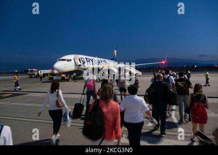 Passagiere werden nach Sonnenuntergang in einer Boeing 737-800 mit der Registrierung Ei-EFN von Ryanair, der irischen Low Cost Airline Carrier, am Chania Airport CHQ auf der griechischen Insel Kreta an Bord gehen sehen. Reisende müssen einen Nachweis über die Impfung oder den Covid-19 Coronavirus-Negativtest erhalten und eine obligatorische Gesichtsmaske tragen, eine Maßnahme wegen der Pandemie. Kreta ist ein beliebtes Urlaubsziel. Chania, Griechenland am 13. Juni 2021 (Foto von Nicolas Economou/NurPhoto) Stockfoto