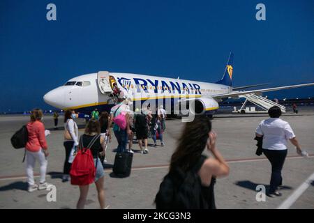 Passagiere werden nach Sonnenuntergang in einer Boeing 737-800 mit der Registrierung Ei-EFN von Ryanair, der irischen Low Cost Airline Carrier, am Chania Airport CHQ auf der griechischen Insel Kreta an Bord gehen sehen. Reisende müssen einen Nachweis über die Impfung oder den Covid-19 Coronavirus-Negativtest erhalten und eine obligatorische Gesichtsmaske tragen, eine Maßnahme wegen der Pandemie. Kreta ist ein beliebtes Urlaubsziel. Chania, Griechenland am 13. Juni 2021 (Foto von Nicolas Economou/NurPhoto) Stockfoto