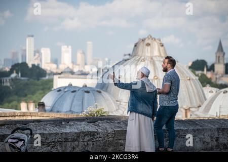 Am 14. Juni 2021 genossen einige Touristen die historische Altstadt von Istanbul, Türkei, obwohl die Besucherzahlen nur einen Bruchteil der Vorjahre betragen, da die Pandemie Covid-19 die türkische Tourismusindustrie belastet. Oben beobachten zwei Männer die Skyline von Istanbul. (Foto von Diego Cupolo/NurPhoto) Stockfoto