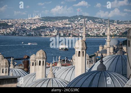 Am 14. Juni 2021 genossen einige Touristen die historische Altstadt von Istanbul, Türkei, obwohl die Besucherzahlen nur einen Bruchteil der Vorjahre betragen, da die Pandemie Covid-19 die türkische Tourismusindustrie belastet. Oben überqueren Passagierfähren die Bosporus-Straße. (Foto von Diego Cupolo/NurPhoto) Stockfoto