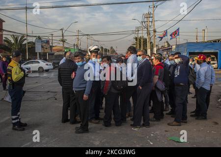 An der Kreuzung von zwei Alleen in der Gemeinde Maipú, Santiago de Chile. Ein 25-jähriger Mann starb, nachdem er von einem roten Bus der öffentlichen Verkehrsmittel überfahren wurde. Nachbarn des Sektors, in Form von Protest gegen die schlechten Verkehrsschilder und die zahlreichen Unfälle an der Kreuzung. Sie blockieren mit einer Barrikade den Durchgang der Busse zum Depot. Dies führte zu einer totalen Stopung von mehr als 500 Bussen, die den Großteil des Tages nicht in der Lage waren, Dienstleistungen zu erbringen. Am 14. Juni 2021 in Maipu, Santiago, Chile. (Foto von Claudio Abarca Sandoval/NurPhoto) Stockfoto