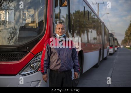 An der Kreuzung von zwei Alleen in der Gemeinde Maipú, Santiago de Chile. Ein 25-jähriger Mann starb, nachdem er von einem roten Bus der öffentlichen Verkehrsmittel überfahren wurde. Nachbarn des Sektors, in Form von Protest gegen die schlechten Verkehrsschilder und die zahlreichen Unfälle an der Kreuzung. Sie blockieren mit einer Barrikade den Durchgang der Busse zum Depot. Dies führte zu einer totalen Stopung von mehr als 500 Bussen, die den Großteil des Tages nicht in der Lage waren, Dienstleistungen zu erbringen. Am 14. Juni 2021 in Maipu, Santiago, Chile. (Foto von Claudio Abarca Sandoval/NurPhoto) Stockfoto