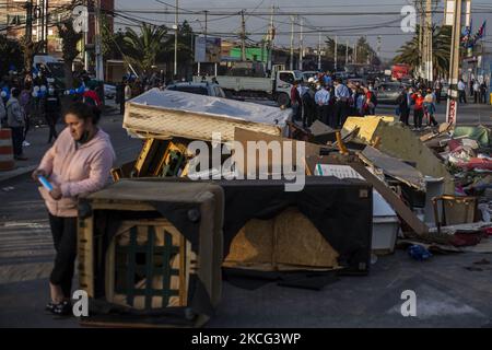 An der Kreuzung von zwei Alleen in der Gemeinde Maipú, Santiago de Chile. Ein 25-jähriger Mann starb, nachdem er von einem roten Bus der öffentlichen Verkehrsmittel überfahren wurde. Nachbarn des Sektors, in Form von Protest gegen die schlechten Verkehrsschilder und die zahlreichen Unfälle an der Kreuzung. Sie blockieren mit einer Barrikade den Durchgang der Busse zum Depot. Dies führte zu einer totalen Stopung von mehr als 500 Bussen, die den Großteil des Tages nicht in der Lage waren, Dienstleistungen zu erbringen. Am 14. Juni 2021 in Maipu, Santiago, Chile. (Foto von Claudio Abarca Sandoval/NurPhoto) Stockfoto