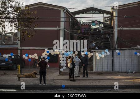 An der Kreuzung von zwei Alleen in der Gemeinde Maipú, Santiago de Chile. Ein 25-jähriger Mann starb, nachdem er von einem roten Bus der öffentlichen Verkehrsmittel überfahren wurde. Nachbarn des Sektors, in Form von Protest gegen die schlechten Verkehrsschilder und die zahlreichen Unfälle an der Kreuzung. Sie blockieren mit einer Barrikade den Durchgang der Busse zum Depot. Dies führte zu einer totalen Stopung von mehr als 500 Bussen, die den Großteil des Tages nicht in der Lage waren, Dienstleistungen zu erbringen. Am 14. Juni 2021 in Maipu, Santiago, Chile. (Foto von Claudio Abarca Sandoval/NurPhoto) Stockfoto