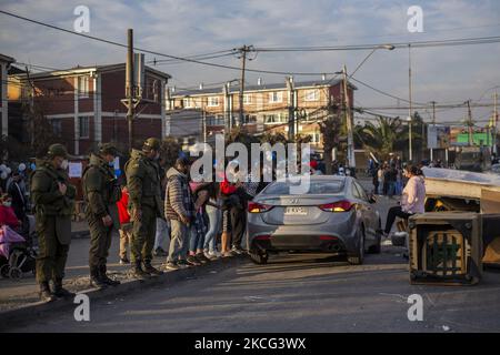 An der Kreuzung von zwei Alleen in der Gemeinde Maipú, Santiago de Chile. Ein 25-jähriger Mann starb, nachdem er von einem roten Bus der öffentlichen Verkehrsmittel überfahren wurde. Nachbarn des Sektors, in Form von Protest gegen die schlechten Verkehrsschilder und die zahlreichen Unfälle an der Kreuzung. Sie blockieren mit einer Barrikade den Durchgang der Busse zum Depot. Dies führte zu einer totalen Stopung von mehr als 500 Bussen, die den Großteil des Tages nicht in der Lage waren, Dienstleistungen zu erbringen. Am 14. Juni 2021 in Maipu, Santiago, Chile. (Foto von Claudio Abarca Sandoval/NurPhoto) Stockfoto