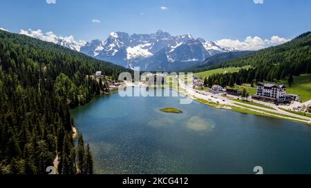 Eine Drohnenansicht des Sees Misurina, in Misurina, Italien, am 15. Juni 2021. Der Misurina-See ist der größte natürliche See des Cadore und liegt auf 1.754 m Höhe in der Nähe von Auronzo di Cadore (Belluno). (Foto von Manuel Romano/NurPhoto) Stockfoto